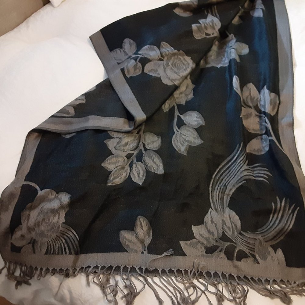 Varied scarves/wraps - Picture 5 of 7